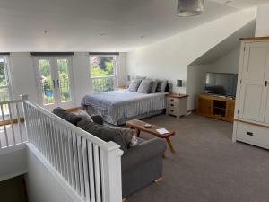 Very Large lovely double room loft apartment