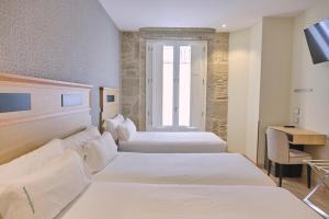 Double Room with Extra Bed room in Hotel Praza Quintana