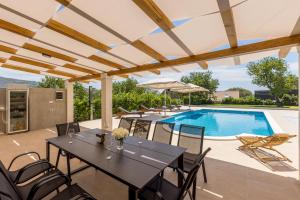 Melki for 12 people with private pool 