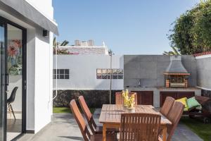 Urban Chill House with Terrace BBQ Wifi in the centre by Holidays Home