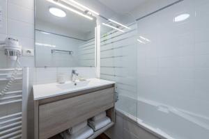 Hotels Hotel Le Clos Fleuri : Chambre Double avec Terrasse