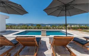 Nice apartment in Sveti Filip i Jakov with WiFi Heated swimming pool and 2 Bedrooms