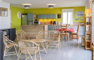 Maisons de vacances Beautiful home in Pirou with 3 Bedrooms and WiFi : photos des chambres