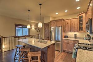 Walkable Bigfork Townhome Fish, Hike and Ski!