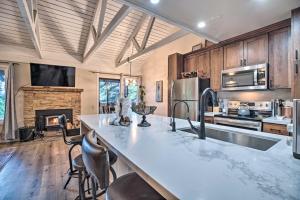 Elegant Mountain-View Condo Less Than 1 Mi to Lifts!