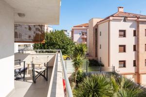 Apartment Zenta with terrace and sea view, 4 min walk to the beach