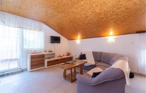 Lovely Apartment In Benkovac With Wifi