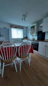 2 bedroom Chaletto yourself, free parking, dogs welcome