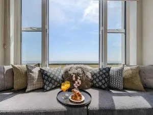 Beachfront Compact Coastal Crib, DIRECT Sea Views & Air Conditioning - Greatstone