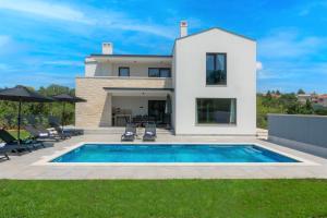 Modern 300m2 Villa - King Beds & Leisure Zone