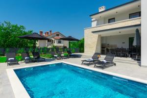 Modern 300m2 Villa - King Beds & Leisure Zone