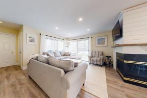 Sea Colony --- 52004 Canal