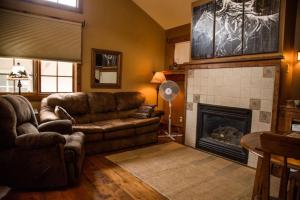 Mummy Mtn Suite 1 Bedroom suite with fireplace and jacuzzi tub