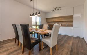 3 Bedroom Amazing Apartment In Turanj 