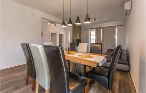 3 Bedroom Amazing Apartment In Turanj 