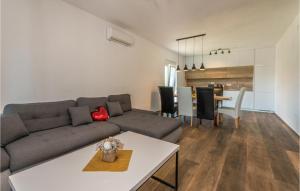 3 Bedroom Amazing Apartment In Turanj