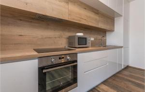 3 Bedroom Amazing Apartment In Turanj 