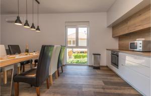 3 Bedroom Amazing Apartment In Turanj