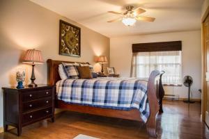 Twin Owls Lodge, Great for families Master bedroom, Loft, full kitchen, Dogs OK