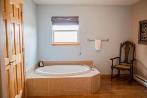 Twin Owls Lodge, Great for families Master bedroom, Loft, full kitchen, Dogs OK