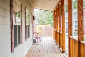 Twin Owls Lodge, Great for families Master bedroom, Loft, full kitchen, Dogs OK