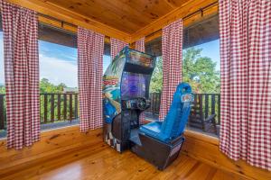 Luxurious 6BR Smoky Mountain cabin with stunning views, game room, fire pit and hot tub, Wi-Fi