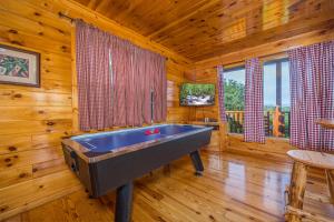 Luxurious 6BR Smoky Mountain cabin with stunning views, game room, fire pit and hot tub, Wi-Fi