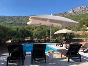 The View Split. Highlight with Roof-Top-Terrace and Pool