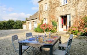 Maisons de vacances Amazing home in Portbail with 4 Bedrooms and WiFi : photos des chambres