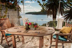 Secret Garden Apartment by Irundo