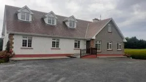 Spacious 6-Bed House 10 minutes from Knock Airport - Lisacul