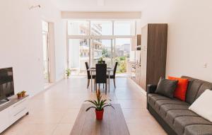 Unique 2BDR Suite Near Sea and Pool in City Center!