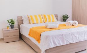 Unique 2BDR Suite Near Sea and Pool in City Center!