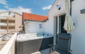 Nice Apartment In Supetar With Jacuzzi