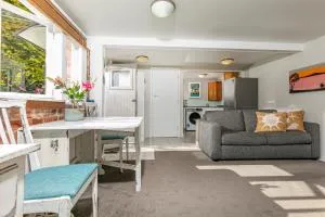 Whitby Studio - Mairangi Bay Beach - Campbells Bay