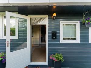 Lovely Wooden Chalet with garden in Reutum