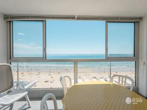 Appartement 66m² rénové, 1 chambre, vue mer, 4ème étage, fibre, 3 étoiles - FR-1-197-198