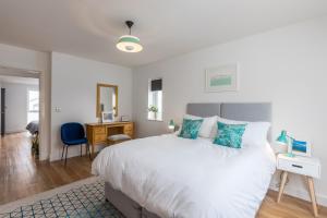 Waves Falmouth-hot tub games room very close to Swanpool beach and Falmouth GC