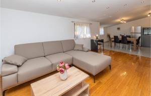 Beautiful Apartment In Rezanci With Wifi And 3 Bedrooms