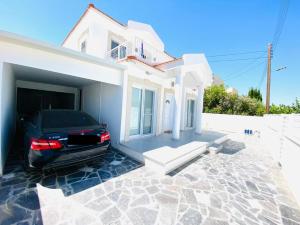 Exclusive Villa Larnaca - 8 plus sleeps - 2 min from BEACH - Big Private Pool