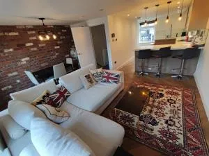 Modern 2 Bedroom Flat with private outdoor terrace - London