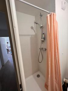 Chambre privée dans un appartement à 37 min de champs élysées