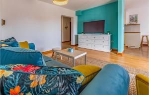 Awesome apartment in Liznjan with Outdoor swimming pool WiFi and 2 Bedrooms