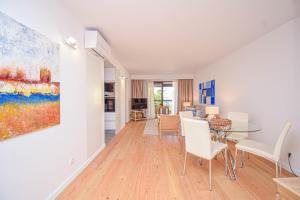 Stylish One Bedroom Apartment with Swimming Pool