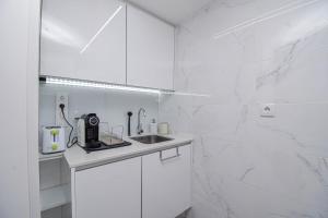 Stylish One Bedroom Apartment with Swimming Pool