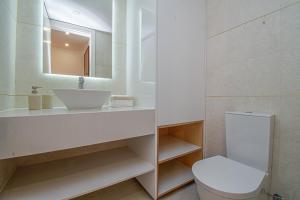 Stylish One Bedroom Apartment with Swimming Pool