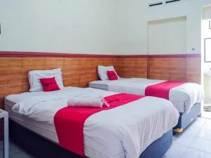 RedDoorz Syariah At Griya Soeratin Pacitan - 巴芝丹