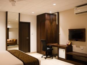 THE RUNWAY HOTEL