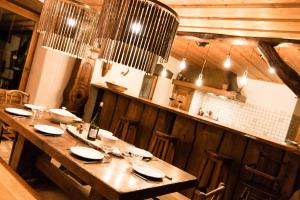 Chalet familial authentique avec jardincheminée