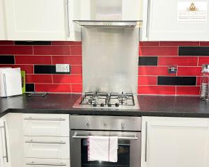 Contractors 2 Bed Apartment in Stevenage near M&S By White Orchid Property Relocation Leisure & Business